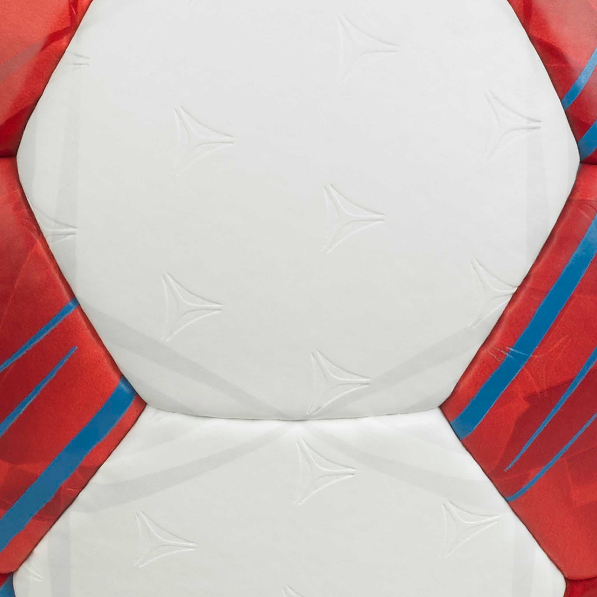 Nærbillede af Ultimate Replica v26 håndbold med hvide strukturerede paneler og røde og blå detaljer.
