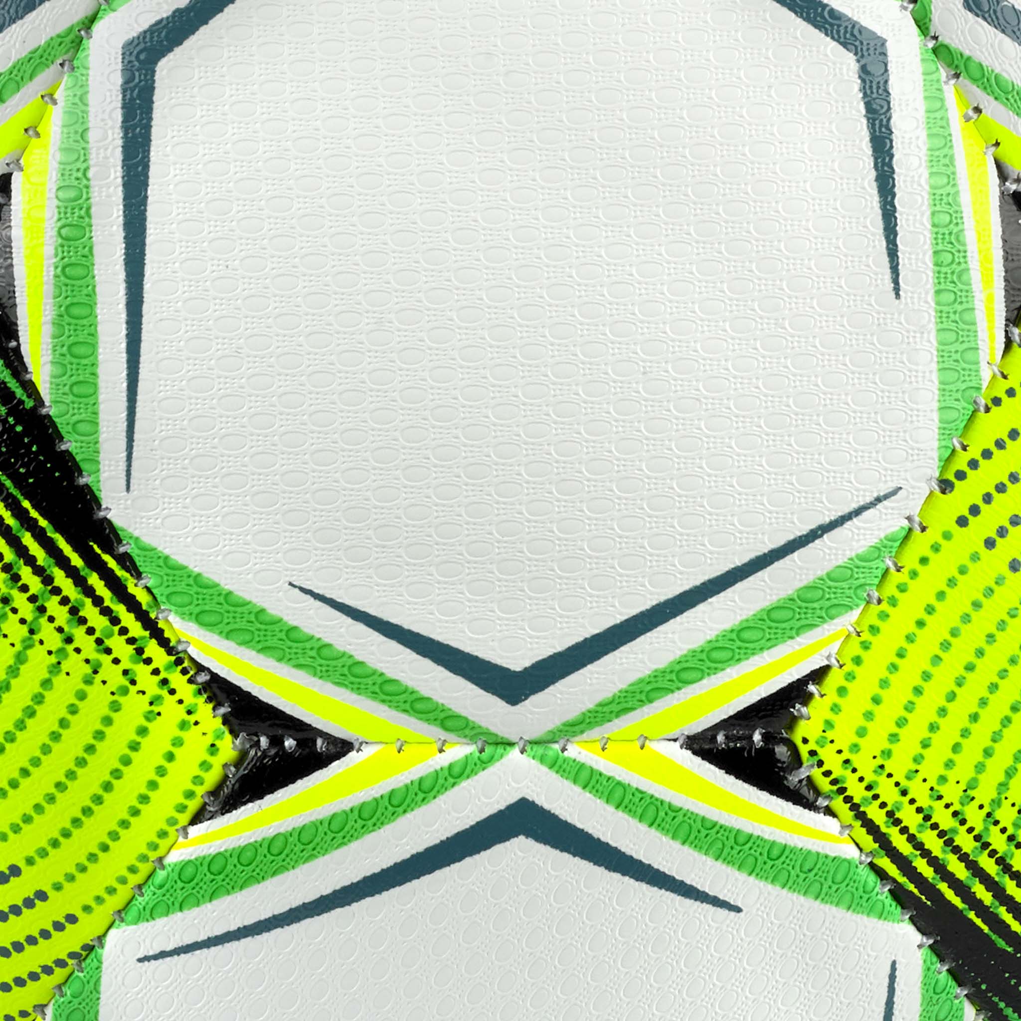 Nærbillede af Brillant Replica 3F Superliga v26 fodbold, hvid med grønne, gule og mørke petroleumsblå paneldetaljer.