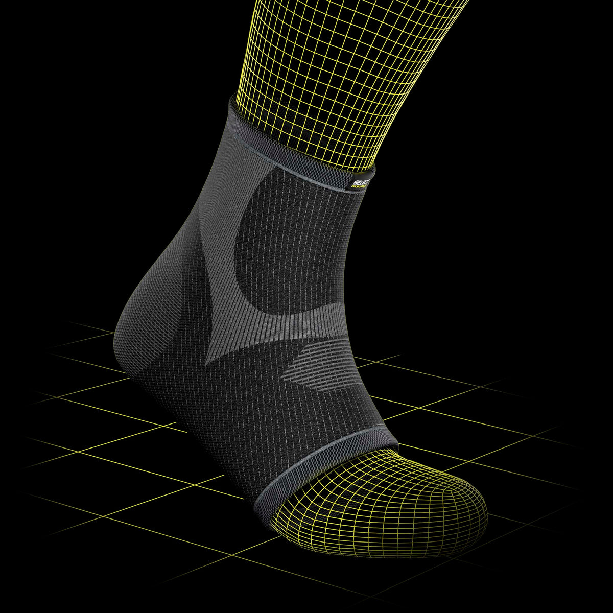 Sort Ankle support sportsstøtte på fod, model close-up der viser pasform og designdetalje.