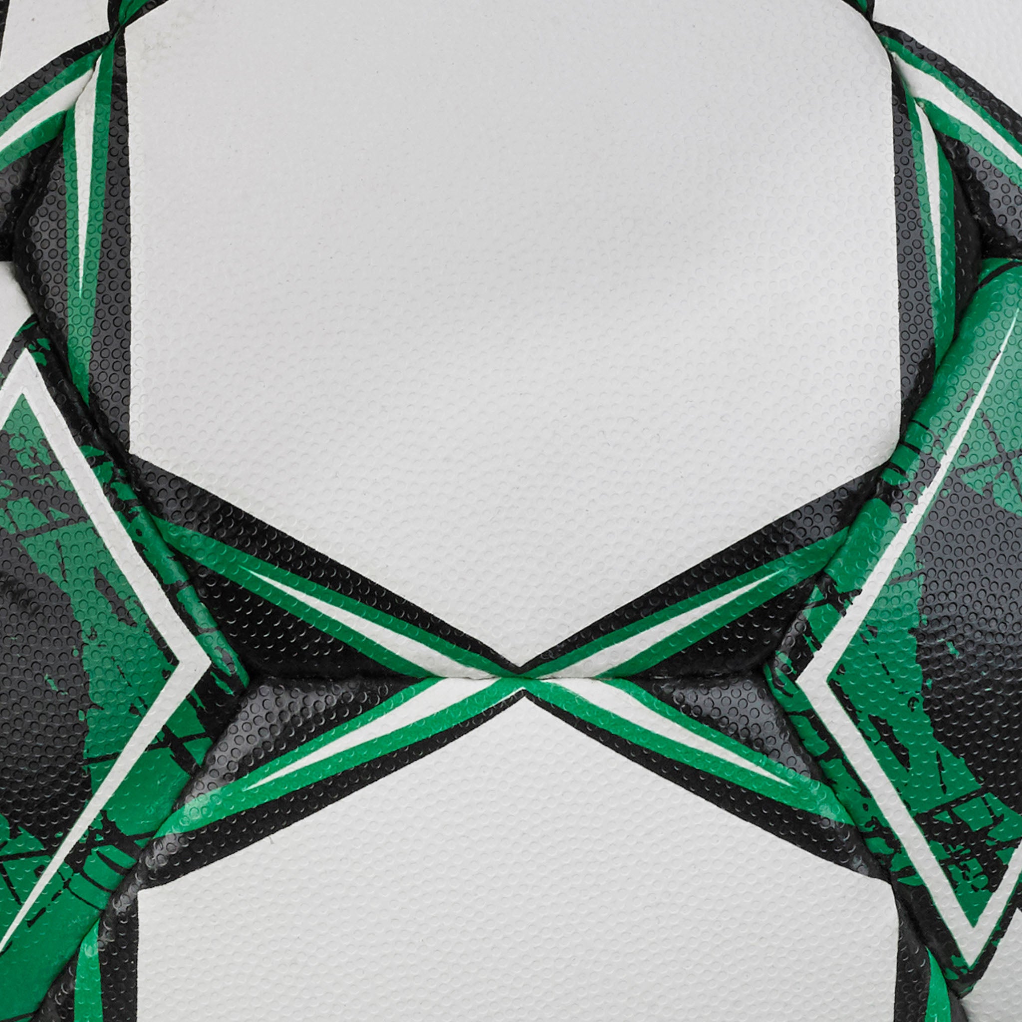 Nærbillede af Goalie Reflex v23 fodbold med hvide paneler og grønne og sorte geometriske mønstre.