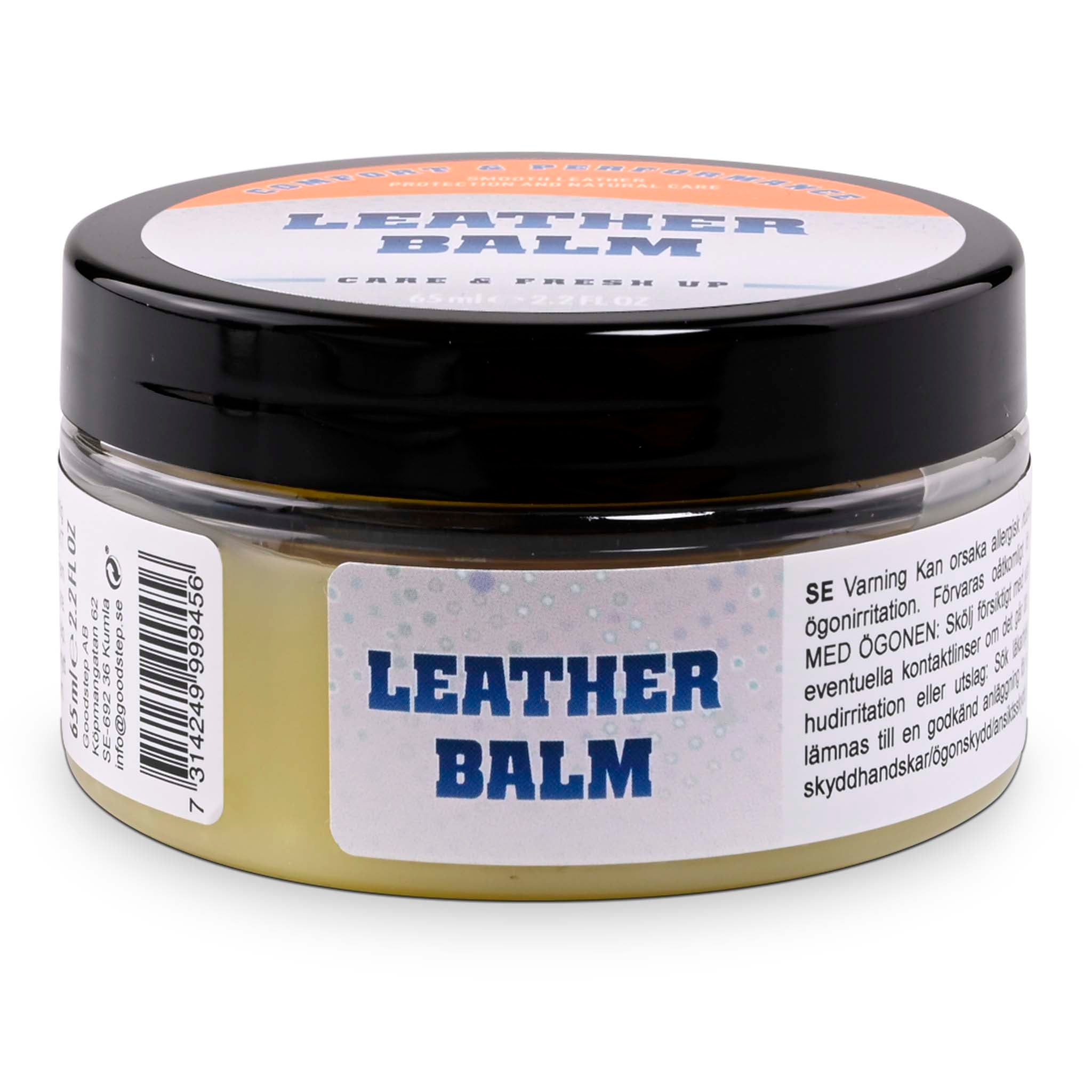 Læderbalsam med svamp, andet holdudstyr, set forfra. Klar bøtte med sort låg og gul balsam.