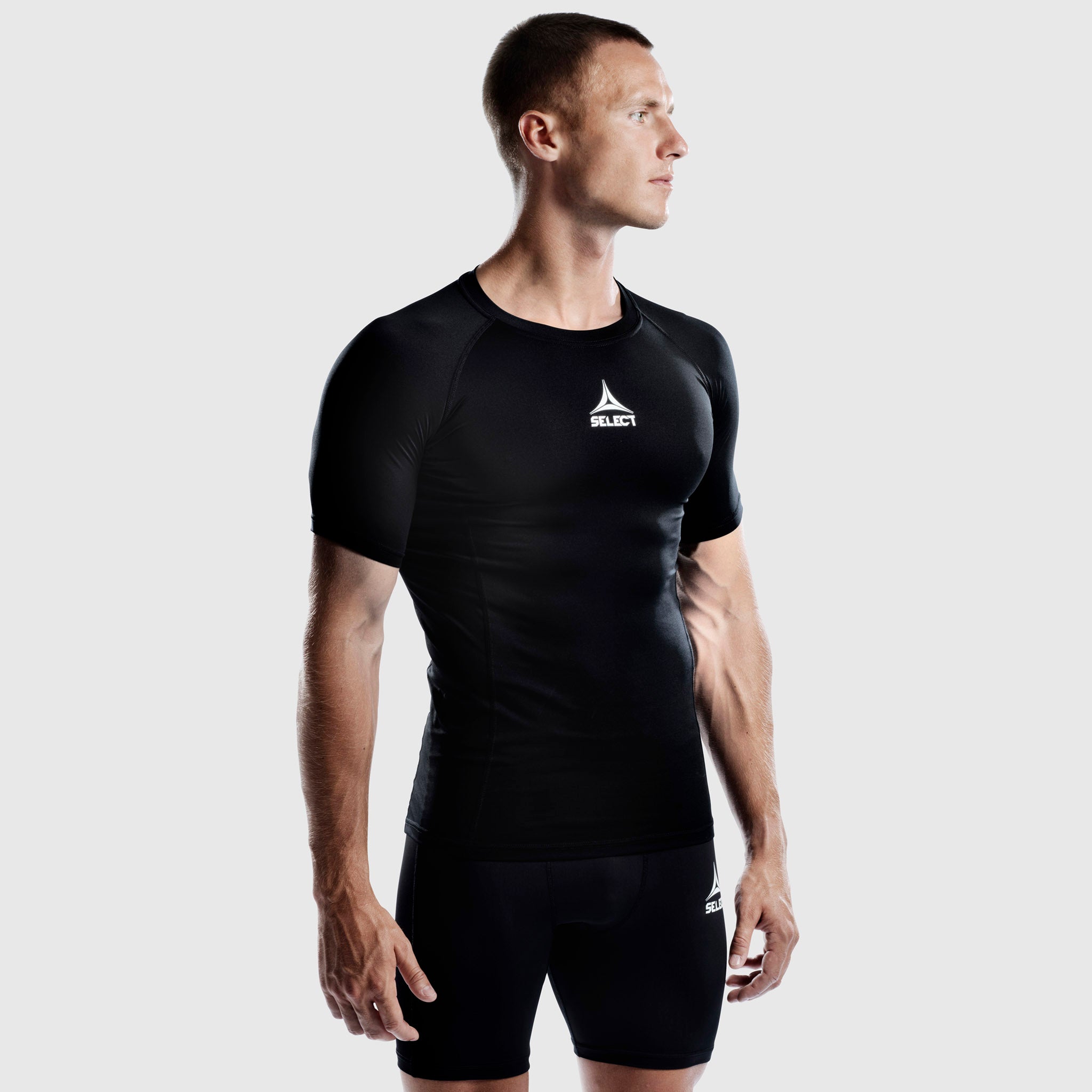 Mandlig fodboldspiller iført sort Shirt S/S Baselayer, set forfra
