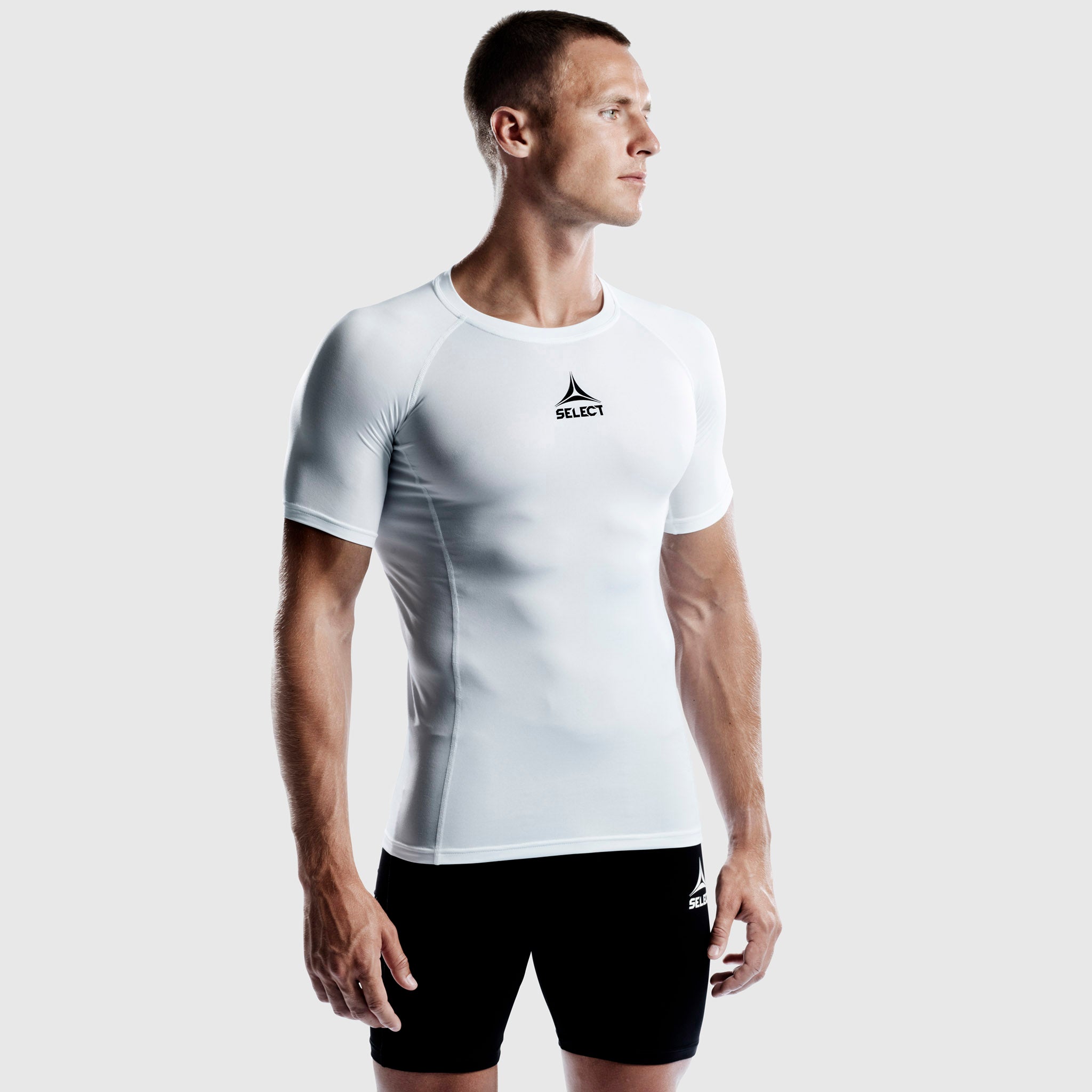 Mandlig fodboldspiller i hvid Shirt S/S Baselayer, set forfra