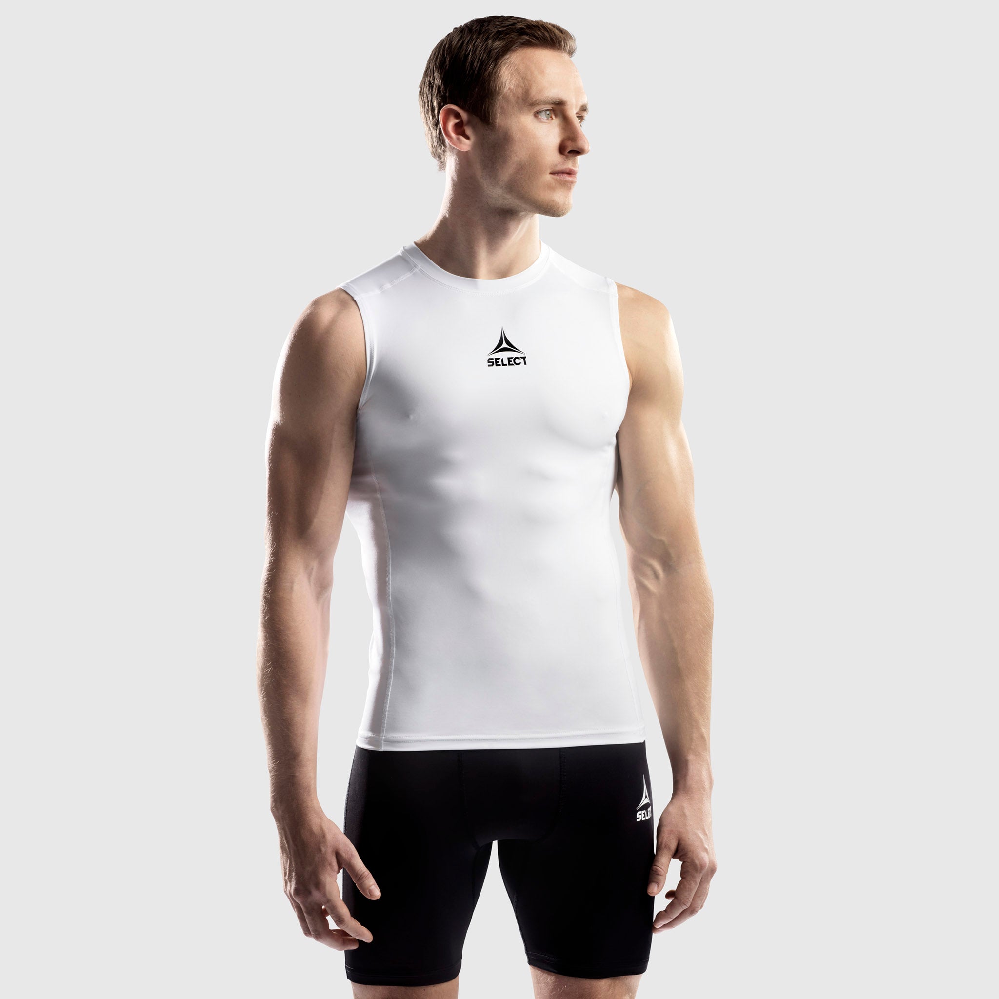Hvid Tank top Baselayer beklædning, let kompression, båret af en mandlig fodboldspiller, set forfra.