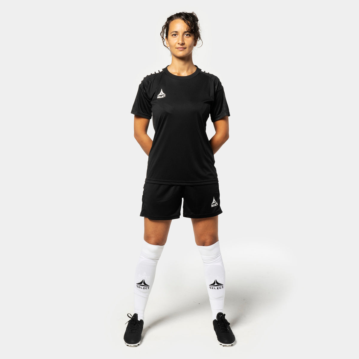 Kvindelig fodboldspiller i sort Player shirt S/S & shorts Spain woman v25, Match & Training wear, set forfra