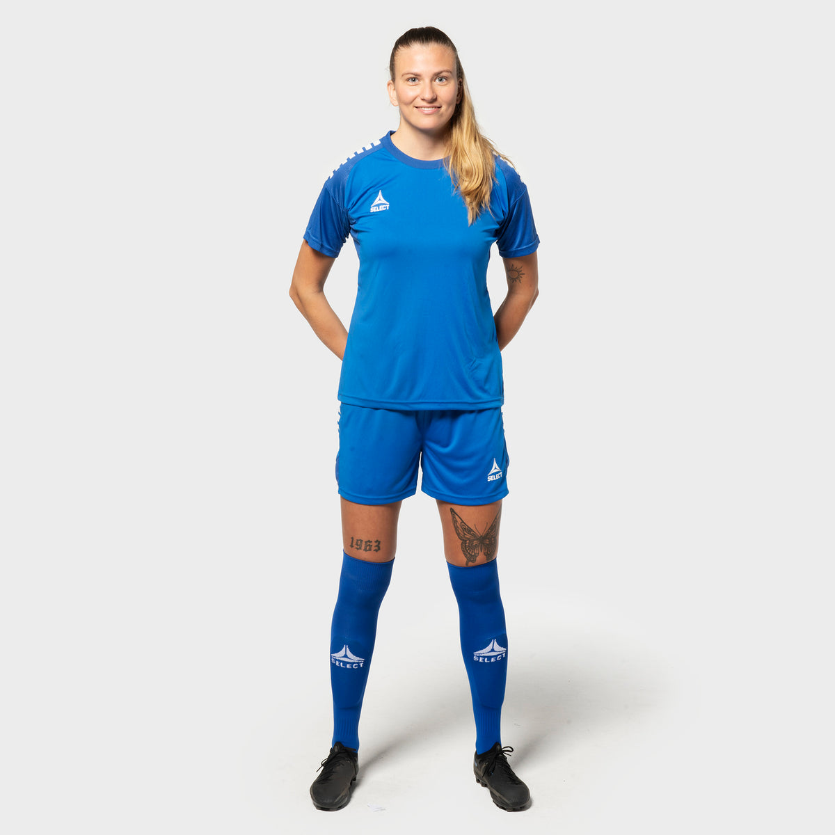 Kvindelig fodboldspiller i blå-hvid Spanien v25 trøje og shorts, Match & Training wear, set forfra.
