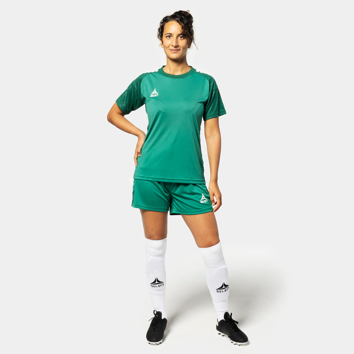 Kvindelig fodboldspiller i grøn og hvid Player shirt S/S Spain woman v25 og shorts v25, Match & Training wear, set forfra