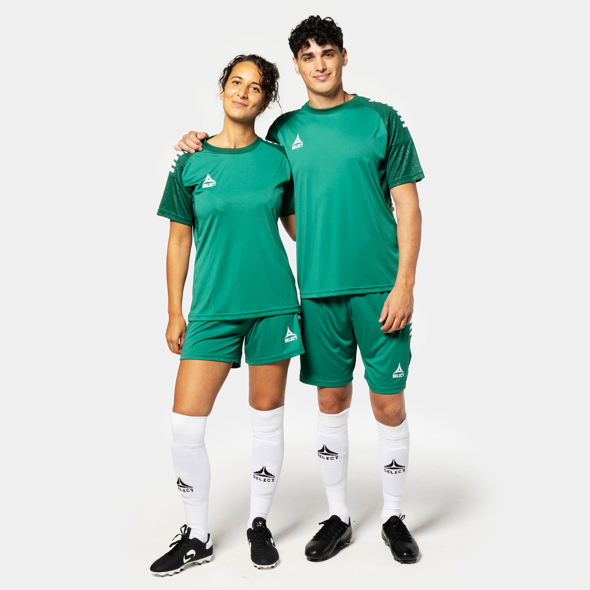 Fodboldspillere i grøn & hvid Player shirt S/S Spain woman v25 & shorts, Match & Training wear, set forfra