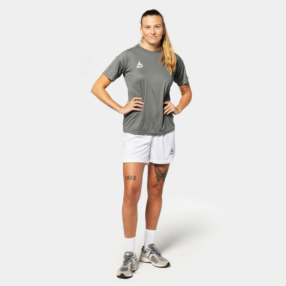 Kvindelig fodboldspiller i grå Player shirt S/S Spain woman v25 og hvide Player shorts Spain woman v25, Match & Training wear