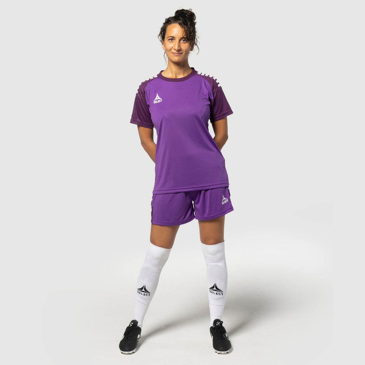 Kvindelig fodboldspiller i lilla-hvid Player shirt & shorts Spain woman v25, Match & Training wear, forfra