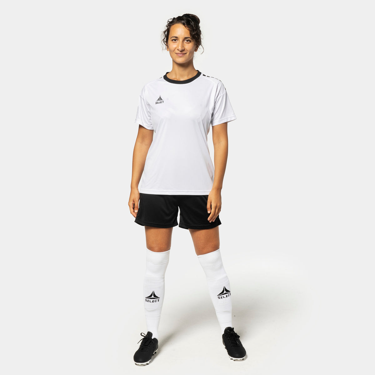 Kvindelig fodboldspiller i hvid Player shirt S/S Spain woman v25 & sorte shorts, Match & Training wear, set forfra