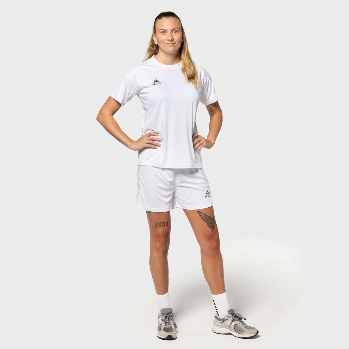 Kvindelig fodboldspiller i hvid Player shirt S/S Spain woman v25 og Player shorts Spain woman v25, Match & Training wear