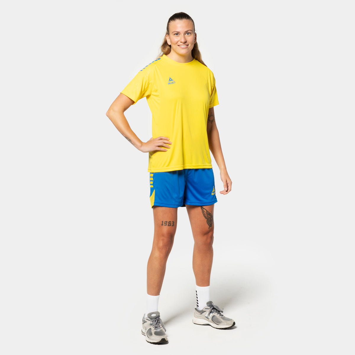 Kvindelig fodboldspiller i gul Player shirt S/S Spain woman v25 & blå Player shorts Spain woman v25, Match & Training wear