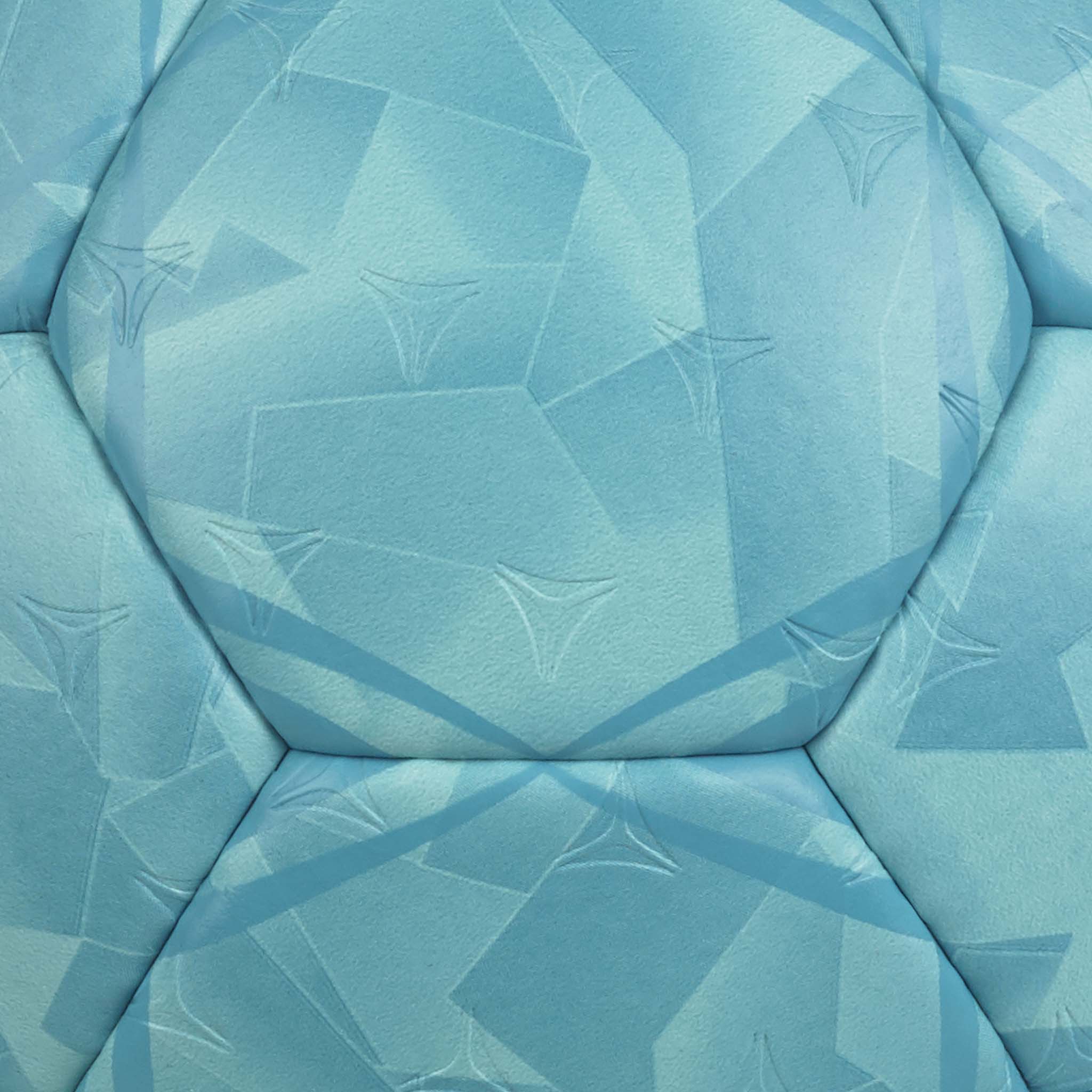 Nærbillede af blå Solera v26 håndbold med teksturerede paneler og geometriske mønstre i lyseblå og turkis nuancer.