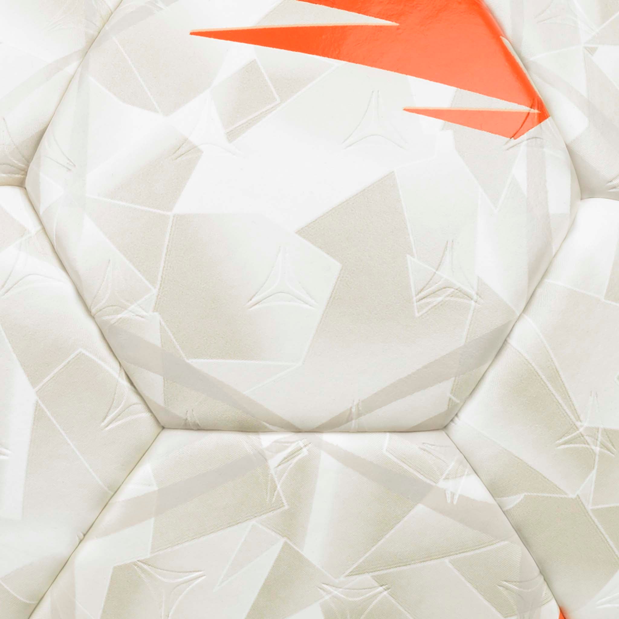 Closeup af Ultimate EHF European League v26 håndbold, hvide paneler med stjernemønster og orange accent.