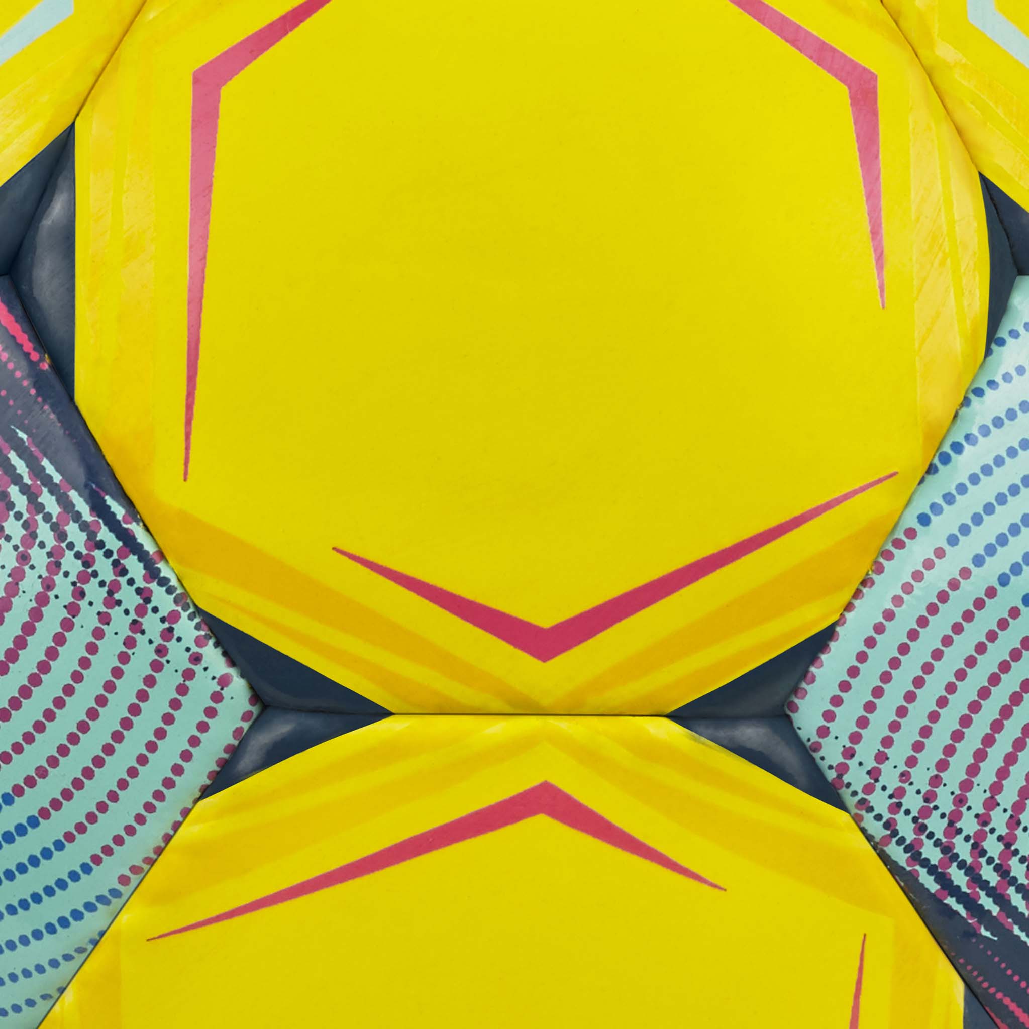 Closeup af Futsal Street v26 fodbold, gul overflade med pink, blå og mørkeblå paneldetaljer.