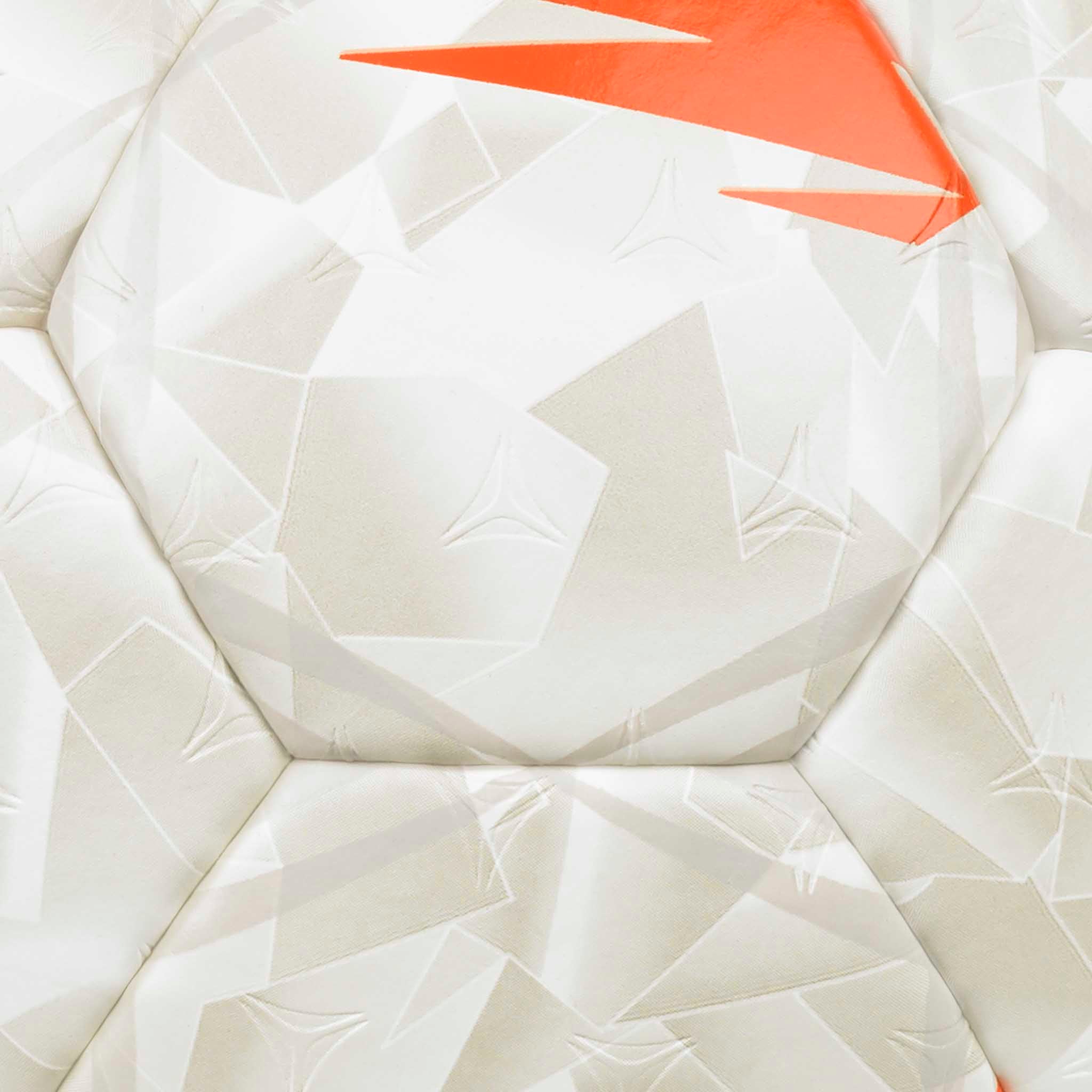 Nærbillede af hvid Replica EHF European League v26 håndbold med orange detalje og stjernemønster