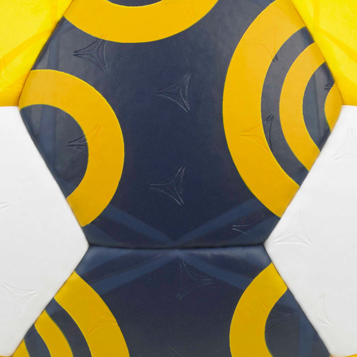Nærbillede af Replica EHF Euro Women v26 håndbold, marineblå paneler med gule mønstre og hvide detaljer.