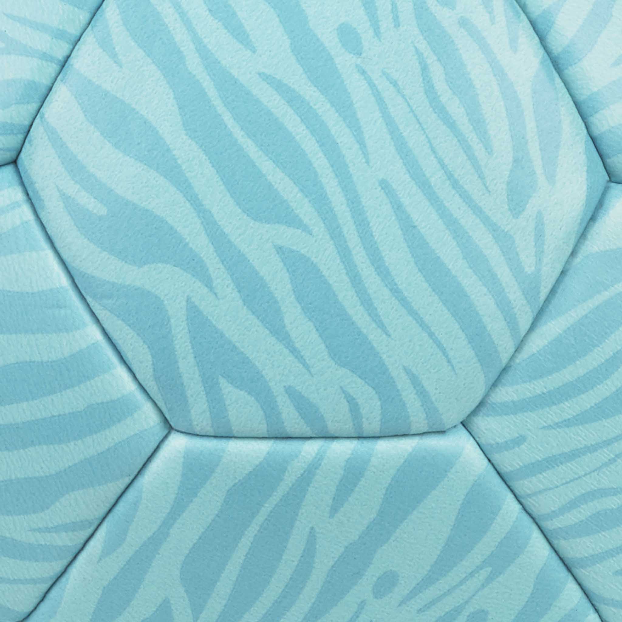Nærbillede af Light Grippy v26 håndbold med turkis og lyseblå panelmønster i zebradesign.