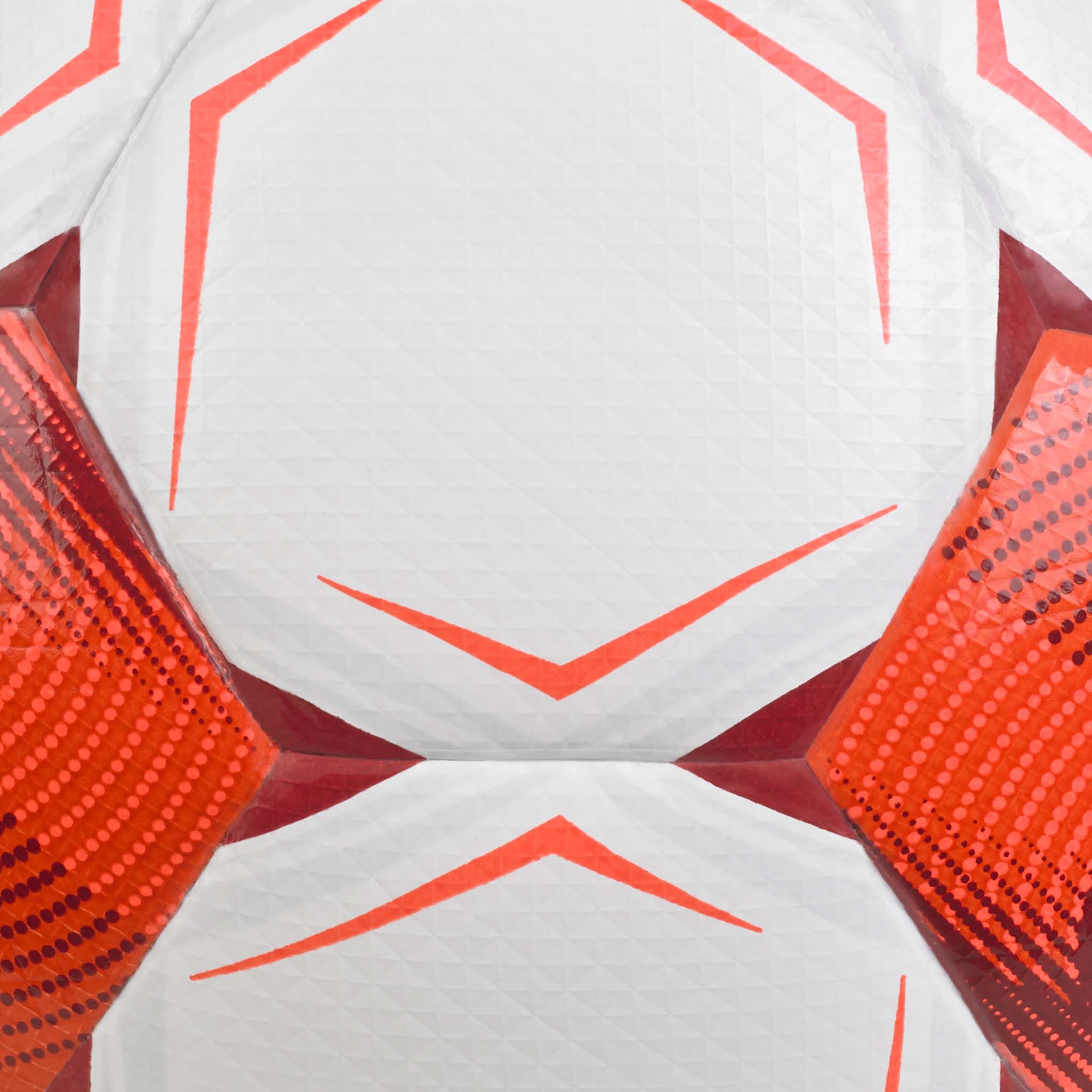 Nærbillede af hvid og rød Futsal Samba v26 fodbold med strukturerede paneler og klare accenter