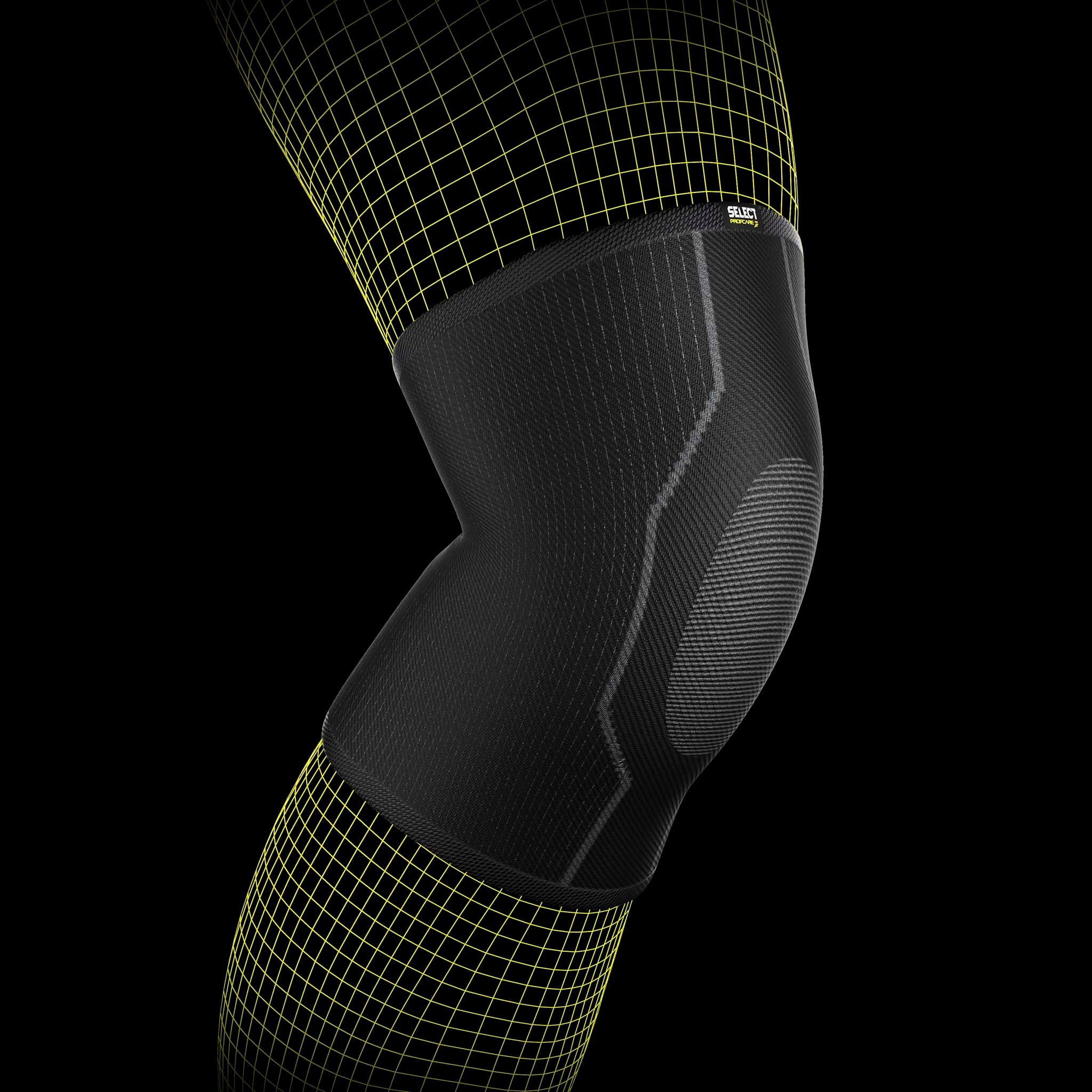Sort elastisk knæbandage, sportsstøtte, båret af en fodboldspiller på benet.