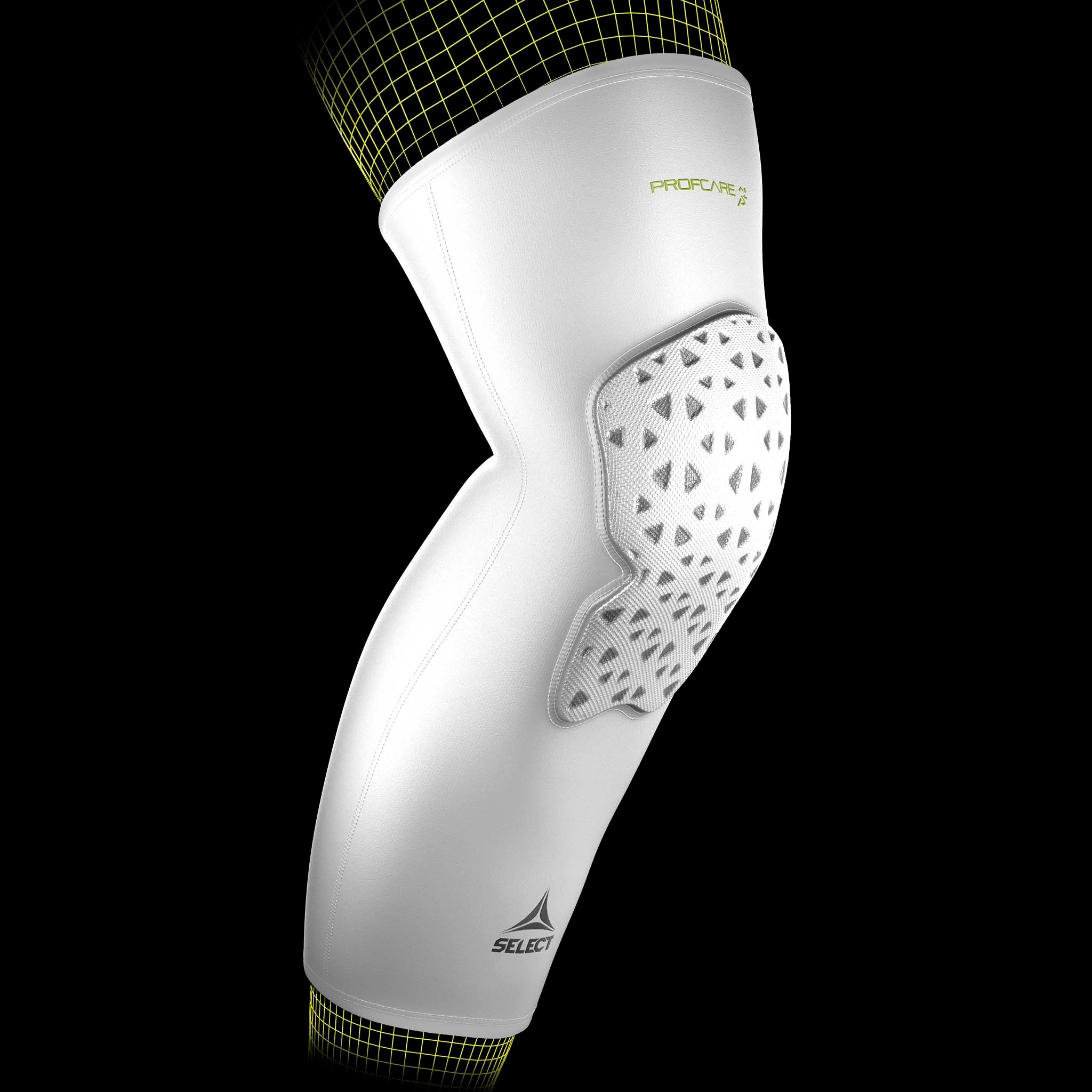 Hvid Compression knee support long 6253, sportsstøtte med polstret knæpude, båret på ben af fodboldspiller.